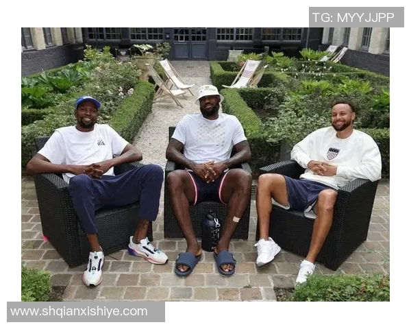 足球明星与詹姆斯同框合影展现运动魅力与友谊瞬间的精彩时刻